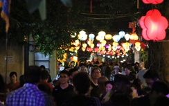 Nườm nượp du Xuân, phố cổ Hội An kẹt xe