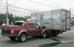 Tông ngang lưng xe tải, xe bán tải dập nát phần đầu