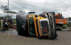 Đà Nẵng: Ôm cua tốc độ, xe chở thép lật nhào