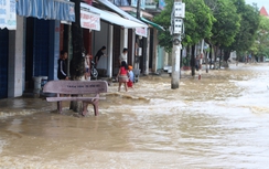 Phố... thành sông sau lũ dữ