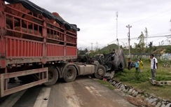 Xe khách giường nằm và đầu kéo đối đầu, 2 người bị thương