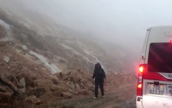 Căng sức thông tuyến sạt lở QL27C, một máy đào bị vùi lấp