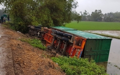 Tránh xe chạy cùng chiều, container "phơi bụng" dưới ruộng