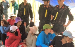 Con bạc tung tiền tháo chạy khi cảnh sát ập vào sới xóc đĩa