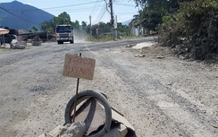 Cận cảnh con đường dân chặn xe, cắm biển “tưới nước”