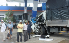 Xe tải húc cây xăng sau cú tông ôtô khách, 7 người bị thương