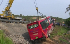 Video: Hiện trường xe giường nằm lao xuống ruộng sâu 7m