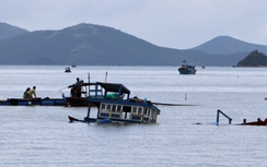 Cứu 5 ngư dân bị tàu lạ đâm chìm thuyền