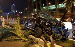 Tài xế ô tô say xỉn húc văng xe máy, leo dải phân cách