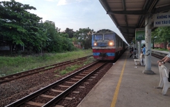 Mưa lũ, khách đi đường sắt được trung chuyển bằng ô tô