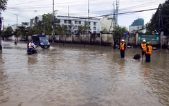 Mưa lũ ngập mặt đường quốc lộ, nhiều khu dân cư bị chia cắt