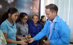 Tặng 10.000 phù hiệu phản quang, ngừa TNGT cho công nhân, học sinh