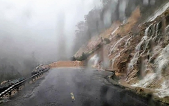 Đất đá sạt lở, đường Nha Trang - Đà Lạt tạm chia cắt