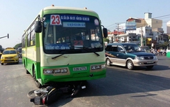 Xe máy đi ngược chiều đâm xe buýt, một người nhập viện