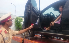 Nữ tài xế cố thủ trong xe, CSGT cẩu xe lẫn người về trạm