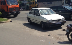 Xe biển xanh húc xe máy chờ đèn đỏ, 4 người bị thương