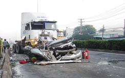 Yêu cầu khởi tố vụ xe container đâm nát ô tô 7 chỗ