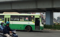 Va chạm với xe buýt, 2 thanh niên nhập viện