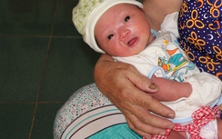 Đồng Nai: Bé trai sơ sinh bỏ rơi bên đường Mã Đà