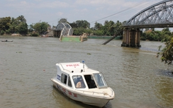 Hiện trường vụ sà lan đâm sập cầu Ghềnh