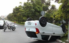 Va chạm xe máy, xế hộp "phơi bụng" giữa phố