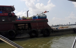 Sà lan đứt dây va vào cầu Ghềnh