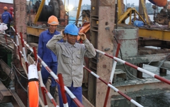 Hối hả trên công trường khôi phục sự cố cầu Ghềnh