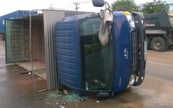 Khiếp vía xe tải “làm xiếc” trên QL51