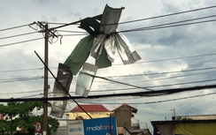 TP.HCM: Hàng chục căn nhà tốc mái trong trận mưa giông