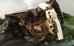 TP.HCM: Xe tải lật, cầu Phú Mỹ kẹt cứng nhiều giờ