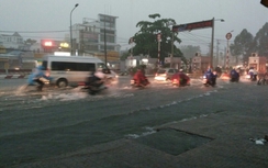 Dân Sài Gòn bì bõm lội nước về nhà
