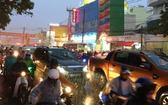 Vùng vẫy vì mưa ngập, kẹt xe ở cửa ngõ TP.HCM