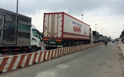 Cửa ngõ TP.HCM lại biến thành bãi đậu xe