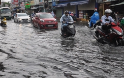 Mưa lớn trái mùa, người dân TP.HCM tiếp tục "bơi" về nhà