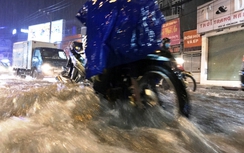 TP.HCM: "Sóng biển" xuất hiện trên đường trong cơn mưa nặng hạt