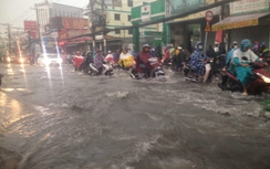 Đường Lê Văn Việt ngập nặng, người dân bì bõm về nhà