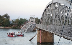 VEC điều động hai cẩu lớn khắc phục sự cố sập cầu Ghềnh