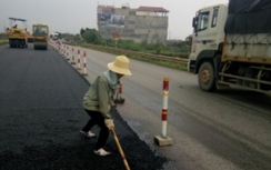 Bóc toàn bộ mặt đường thảm nhựa đọng nước trên QL18