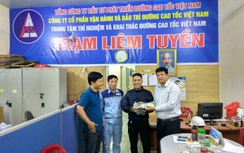 Nhân viên đường cao tốc trả lại tài sản đánh rơi cho khách