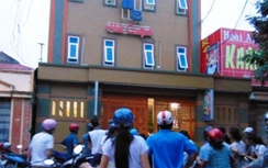 Mâu thuẫn trong lúc hát, rút dao đâm thấu ngực chủ quán karaoke