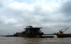 Lật tàu trên sông Hồng, 1 người mất tích