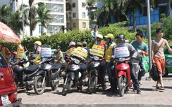 Tranh giành "sĩ tử", xe ôm "náo loạn" cổng bến xe Mỹ Đình