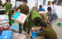 Tiêu hủy 1 tấn thực phẩm bẩn hết hạn sử dụng từ tháng 8/2015