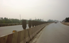 Hàng ngàn tấm lá chắn chống chói trên QL1A bị vặt trụi