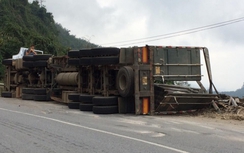 Hòa Bình: Lại ô tô mất lái lật nghiêng trên QL6