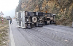 Xe tải nằm chắn ngang đường, QL6 tê liệt