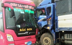 Xe khách đấu đầu xe tải trên Quốc lộ 6A