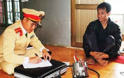 Bắt quả tang đối tượng bắt cá bằng kích điện trên sông Đà