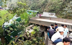 Xe đầu kéo nằm vắt vẻo bên bờ vực, Quốc lộ 6 tê liệt