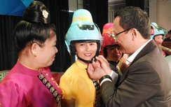 Uỷ ban ATGT Quốc gia tặng 4.000 MBH "tằng cẩu" cho phụ nữ Thái